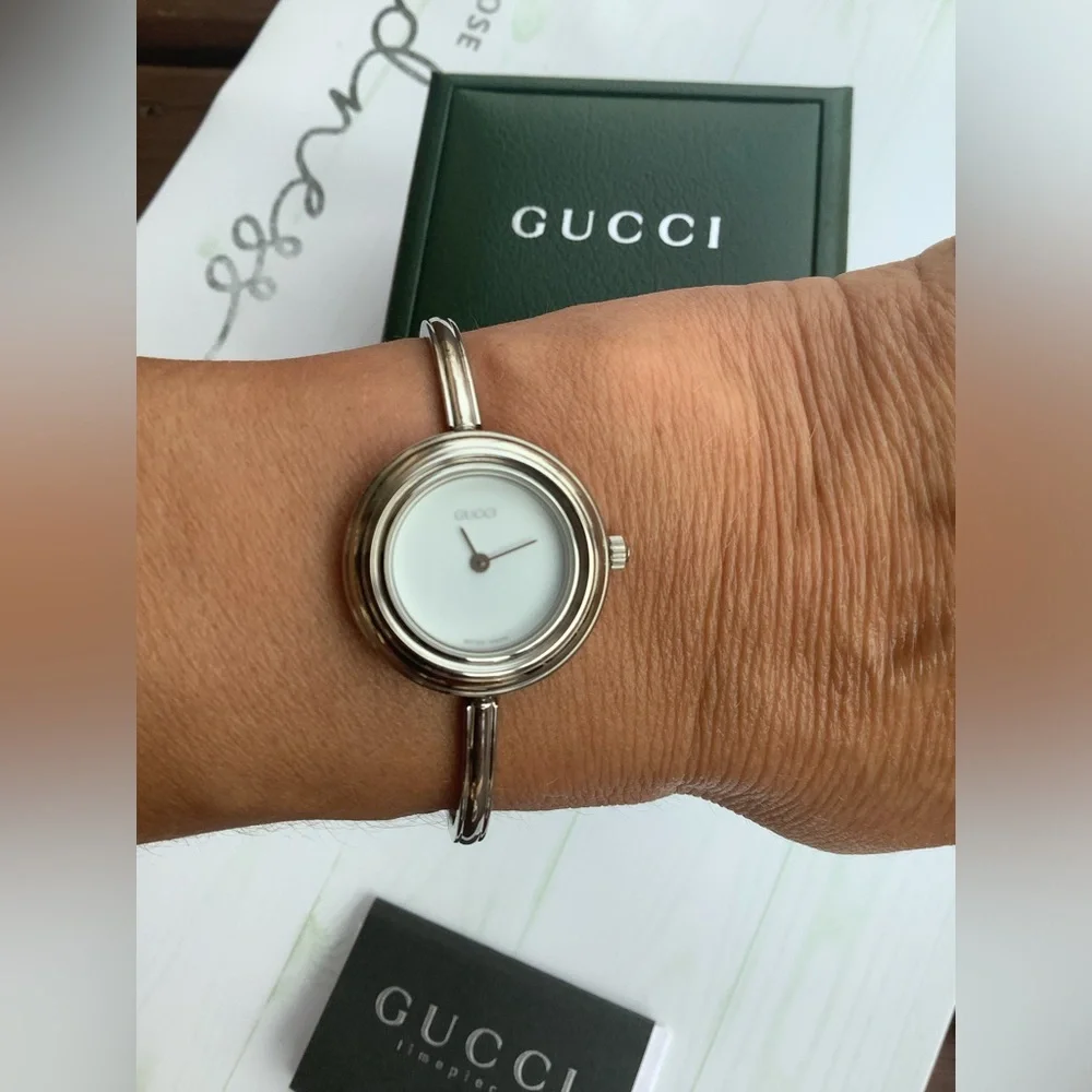 Gucci Silver Bangle Watch with Multicolor Interchangeable Bezels 💛🤍❤️